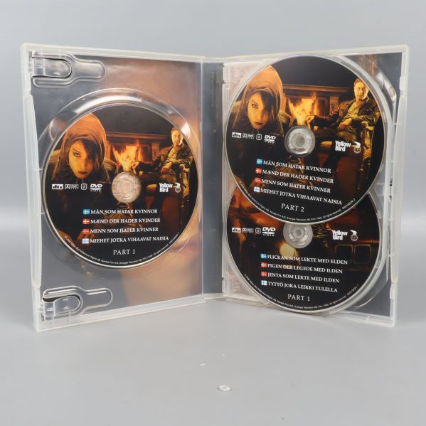 Öppnad DVD-box med flera skivor synliga