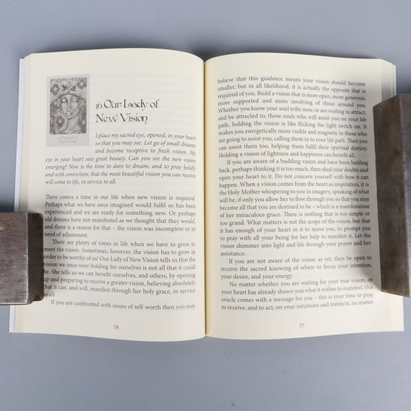 Uppslagen guidebok med text på engelska