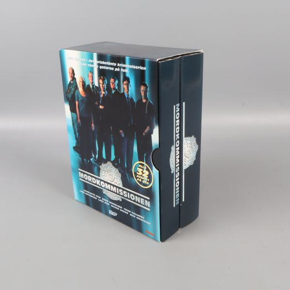 DVD-boxens framsida med huvudkaraktärer ur serien Mordkommissionen