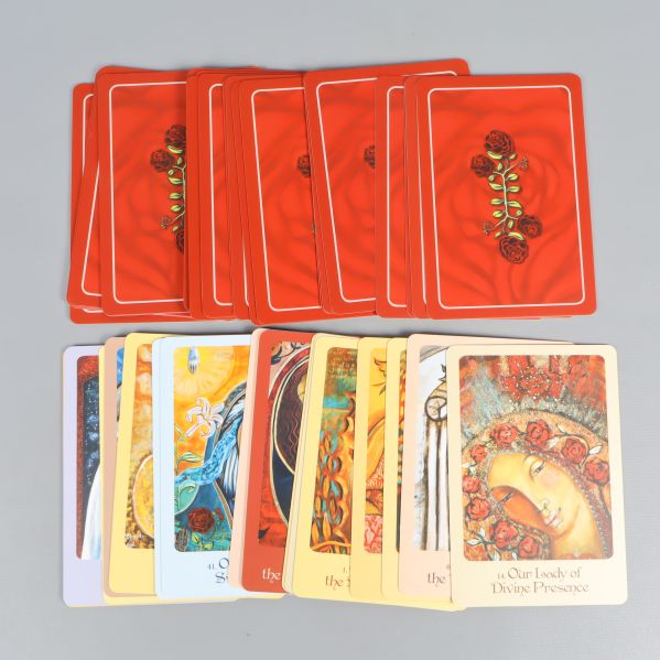 Orakelkort upplagda med baksidor och framsidor synliga