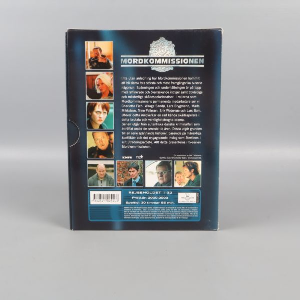 Baksida av DVD-box med bilder och text om serien