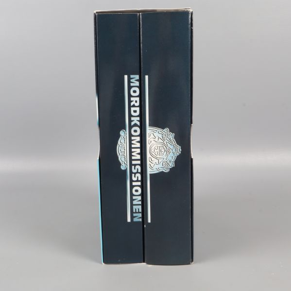 Närbild på DVD-boxens två ryggar med serienamnet