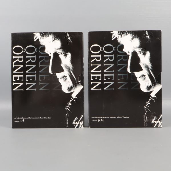 Svarta DVD-boxar för serien Örnen med titellogga