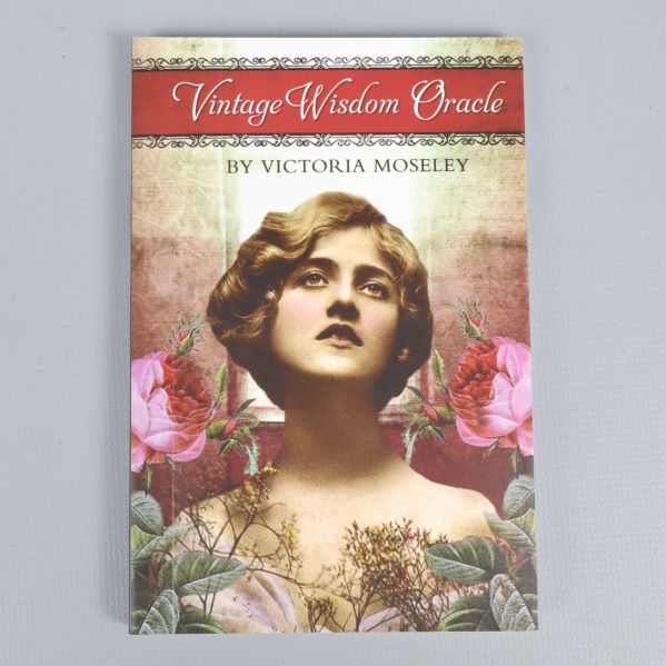 Framsidan på Vintage Wisdom Oracle guidebok med kvinnoillustration och rosa rosor