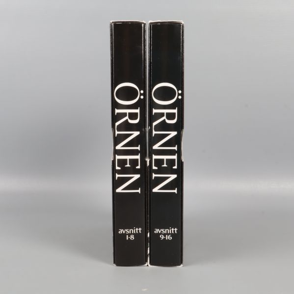 Åtta DVD-skivor tillhörande Örnen organiserade på rad