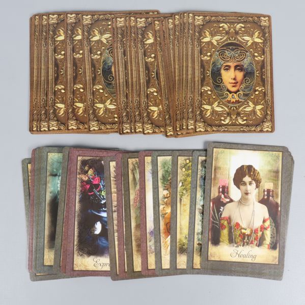 Flera orakelkort med vintageinspirerade illustrationer i olika färger och motiv