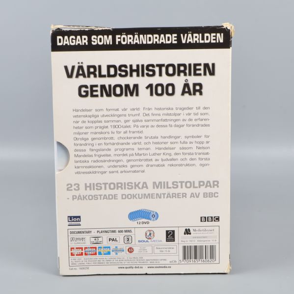 Baksidan på DVD-box med svensk text och fakta