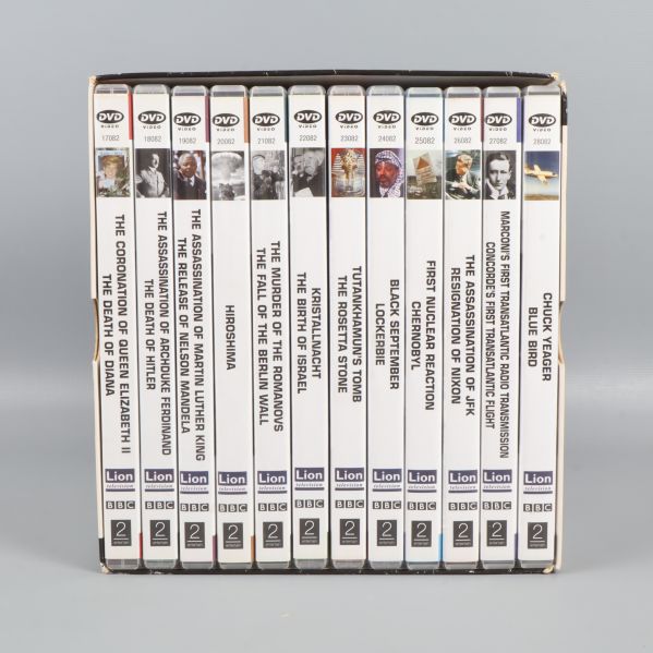 Insidan av DVD-boxen med tolv separata fodral