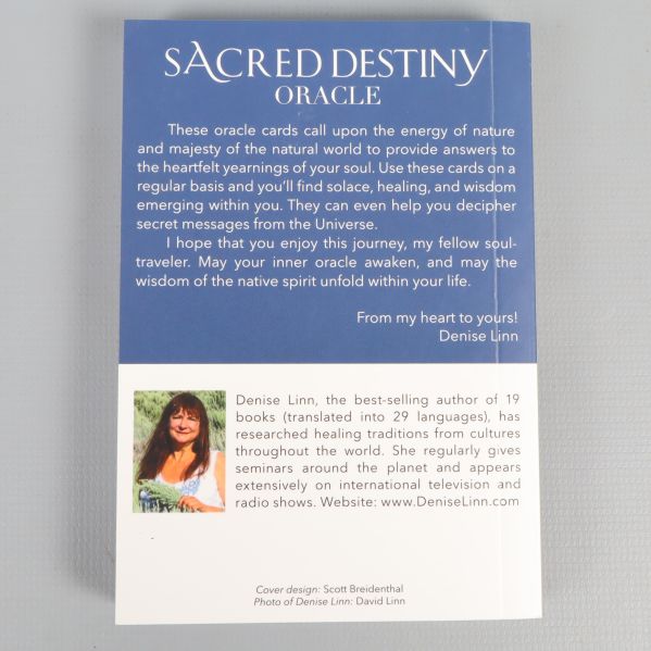 Baksida av Sacred Destiny Oracle guidebok med beskrivning och foto av författaren