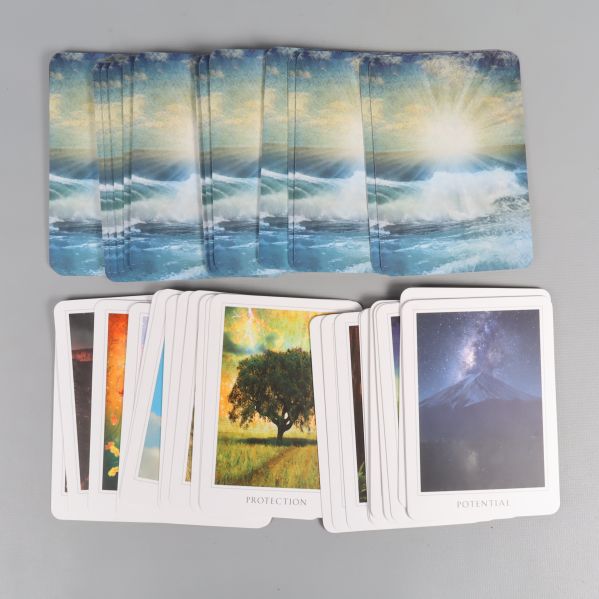 Spridda orakelkort med olika färgglada motiv och blå baksida