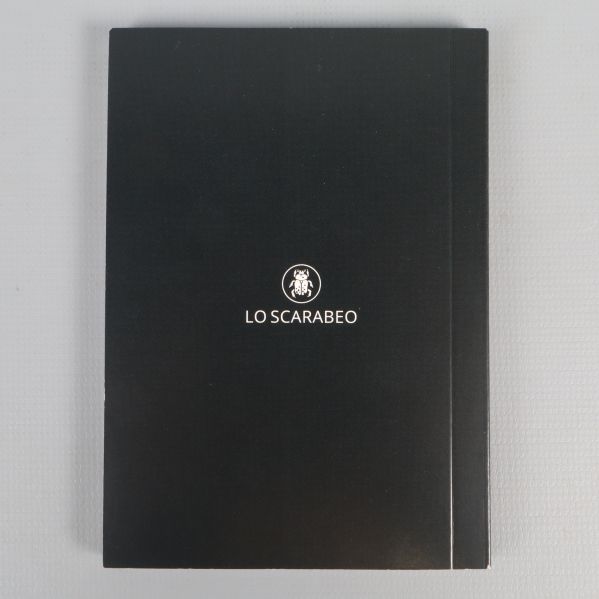 Baksidan av guideboken visar Lo Scarabeo-loggan