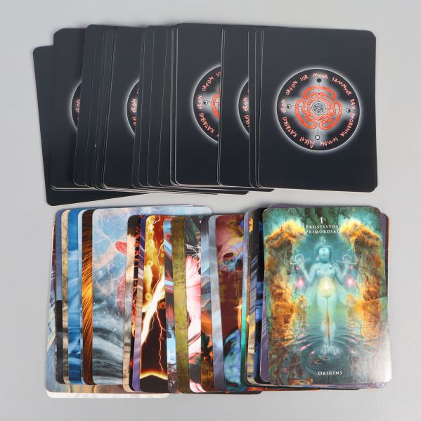 Alla orakelkort visas spridda med baksidan och motiv