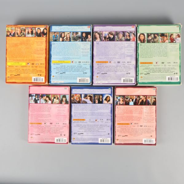 Baksidor på Gilmore Girls DVD-boxar visar innehåll och bilder från serien