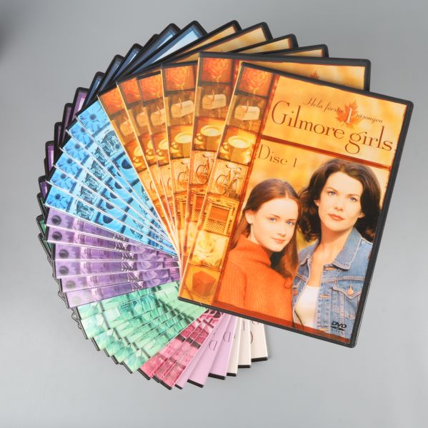 DVD-skivor och fodral för Gilmore Girls säsong 1 till 7 utlagda i solfjäderform