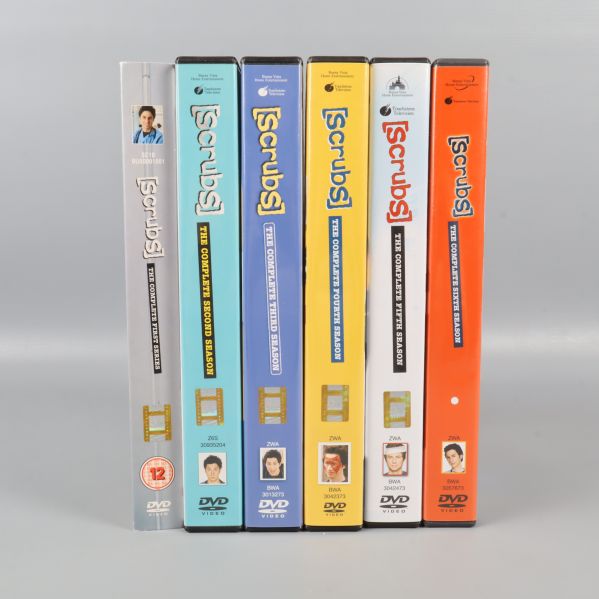 Sex Scrubs DVD-ryggar i olika färger på rad