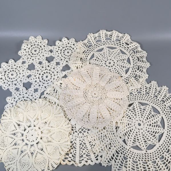 Olika ljusa runda virkade dukar utlagda i mönster