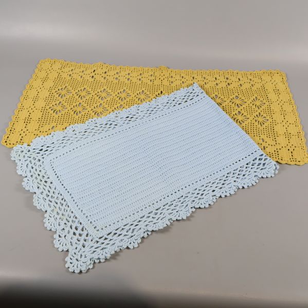 Virkad duk i ljusblå och gul färg utlagda sida vid sida