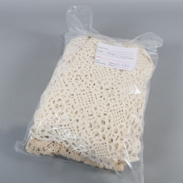 Virkade dukar i genomskinlig plastpåse med etikett