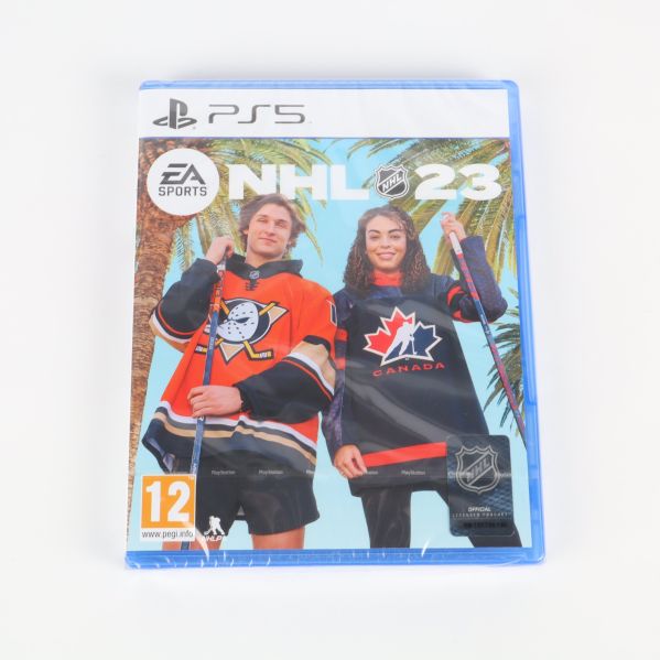 Framsidan av NHL 23 för PS5 med två hockeyspelare