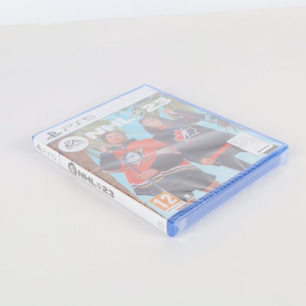 NHL 23 PS5 spelask i vinkel på vit bakgrund