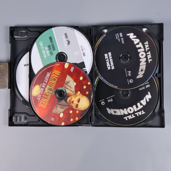 Alla fem DVD-skivor synliga i fodralet