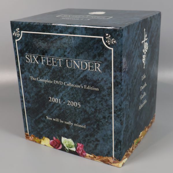 Stängd blue marble DVD-box med Six Feet Under logotyp och text 2001-2005