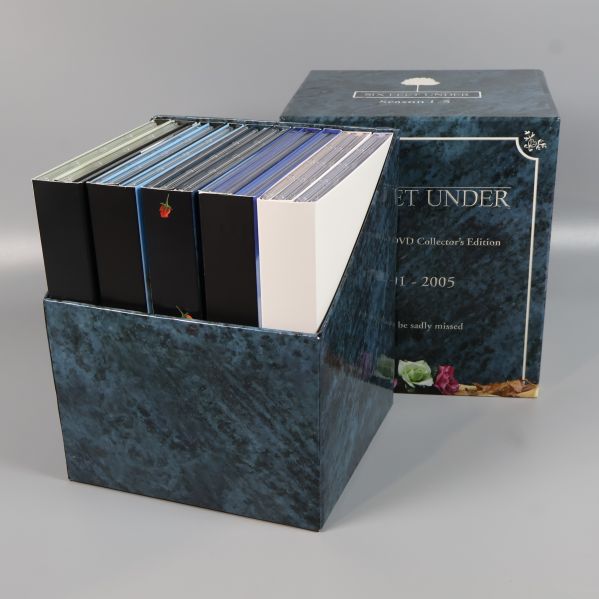 Six Feet Under samlingsbox öppnad med fem säsongsboxar synliga