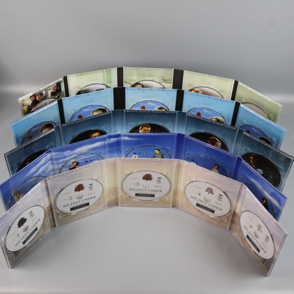 Uppfällda fodral med DVD-skivor till Six Feet Under visade i grupp