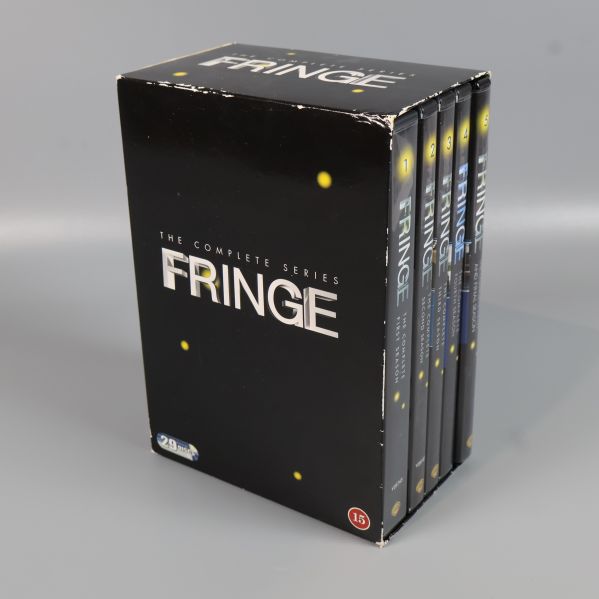 Fringe DVD-box med samtliga fodral i uppradad förpackning