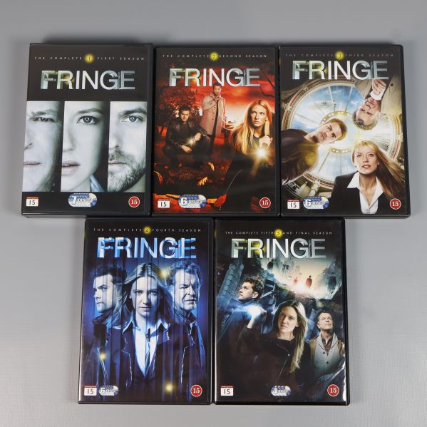 Fem olika DVD-fodral för Fringe utlagda på en yta