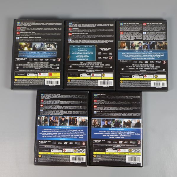 Baksidor på Fringe DVD-fodral med text och specifikationer