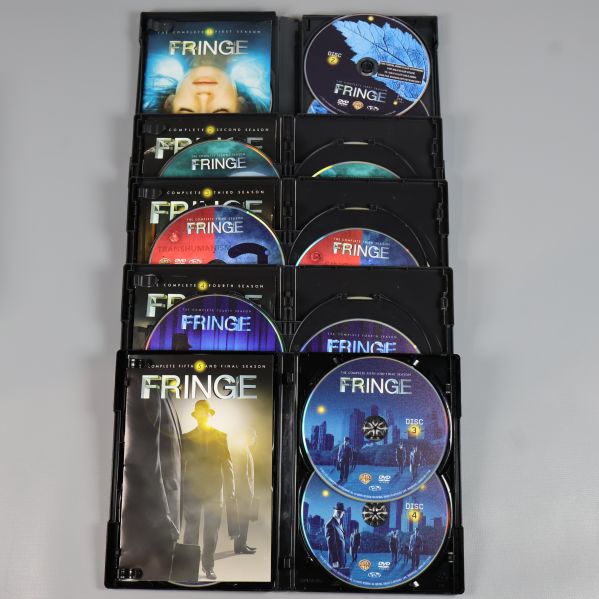 Öppna DVD-fodral med samtliga Fringe-skivor synliga