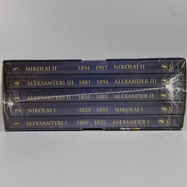 Boxens sida visar fem DVD-fodral uppmärkta med kejsarnamn och årtal