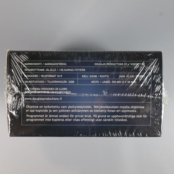 Undersidan av plastad box med detaljer om produkten och produktionsbolag