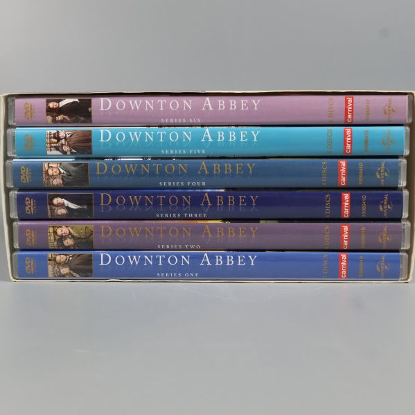 Samlingsbox med sex Downton Abbey DVD-fodral liggande på rad