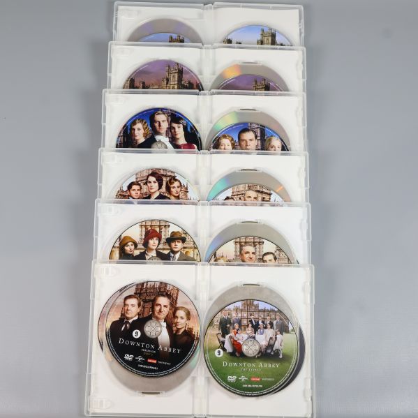 Alla DVD-skivor ur Downton Abbey box upplagda och öppnade