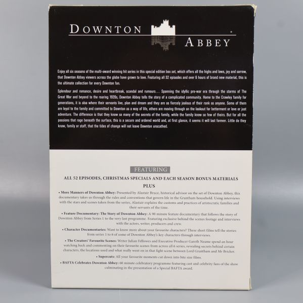 Baksida av Downton Abbey box med text och bonusmaterial