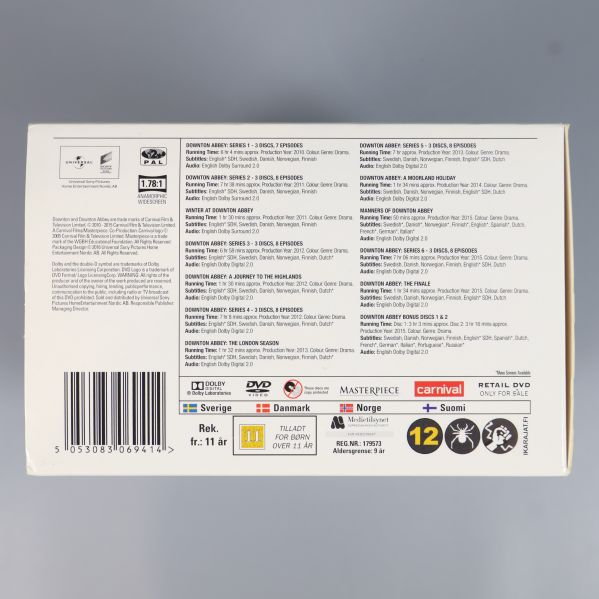 Undersida av Downton Abbey box med teknisk information och åldersmärkning
