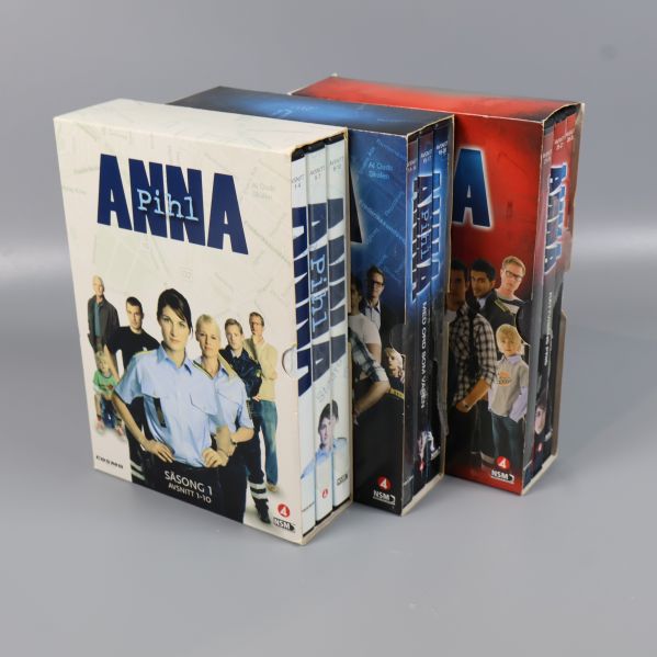 Tre säsongsboxar av Anna Pihl stående tillsammans