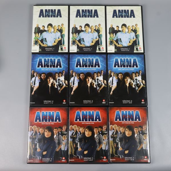 Åtta dvd-fodral för Anna Pihl utspridda i rutmönster