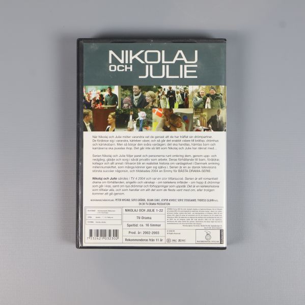 Baksidan av DVD-boxen Nikolaj och Julie med bilder och beskrivning