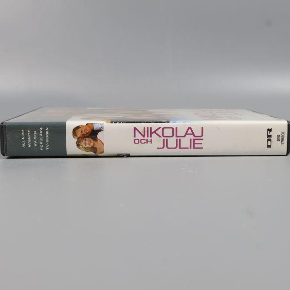 Ryggen på DVD-boxen Nikolaj och Julie med titel och bild