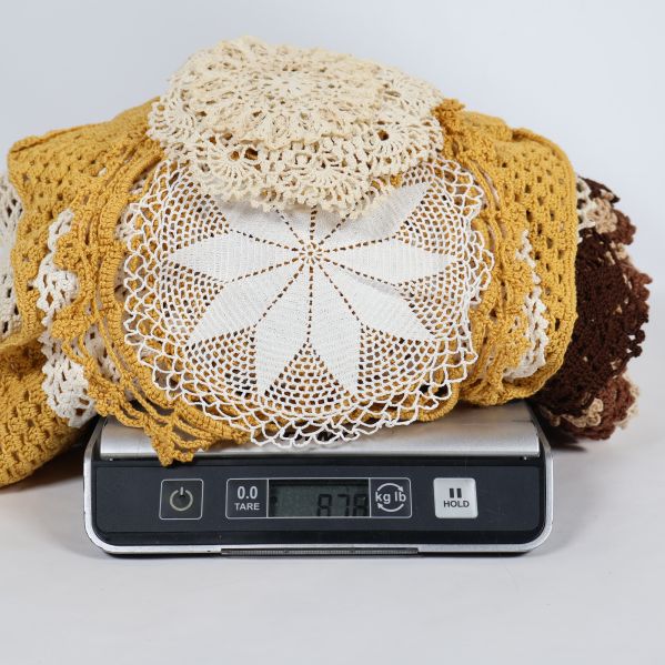 Virkad dukmix placerad på en våg som visar vikten