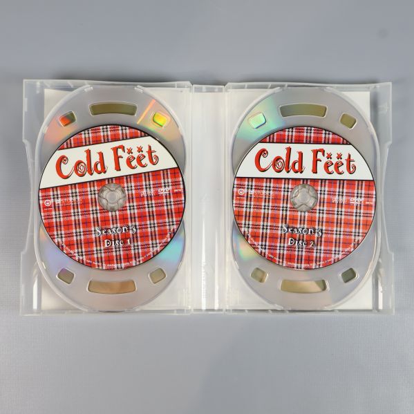 Två dvd-skivor med Cold Feet-etikett i boxen