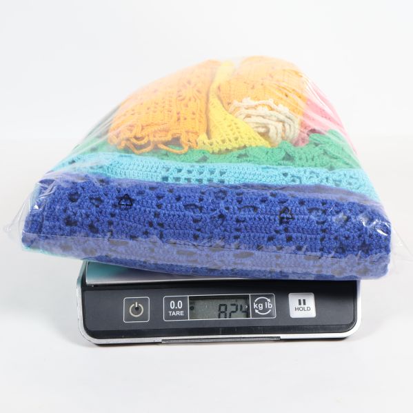 Förpackad spetsmix som vägs på digital våg