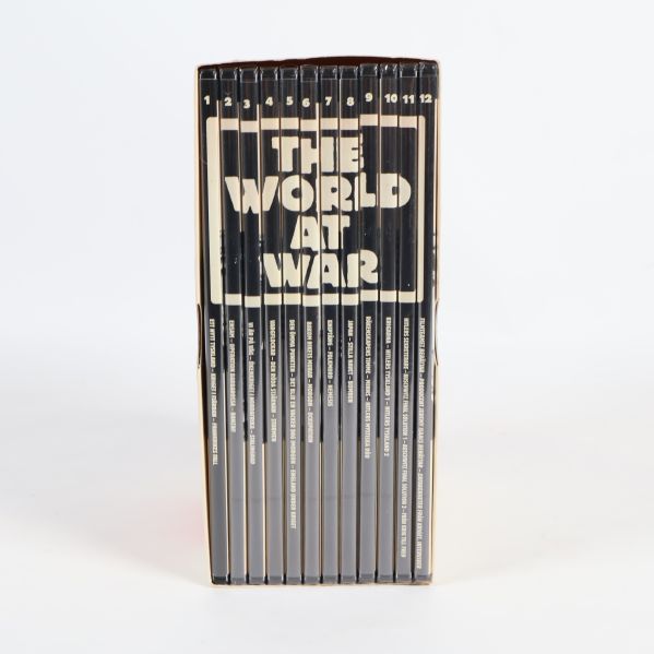 Ryggen på DVD-boxen med alla 12 skivor synliga