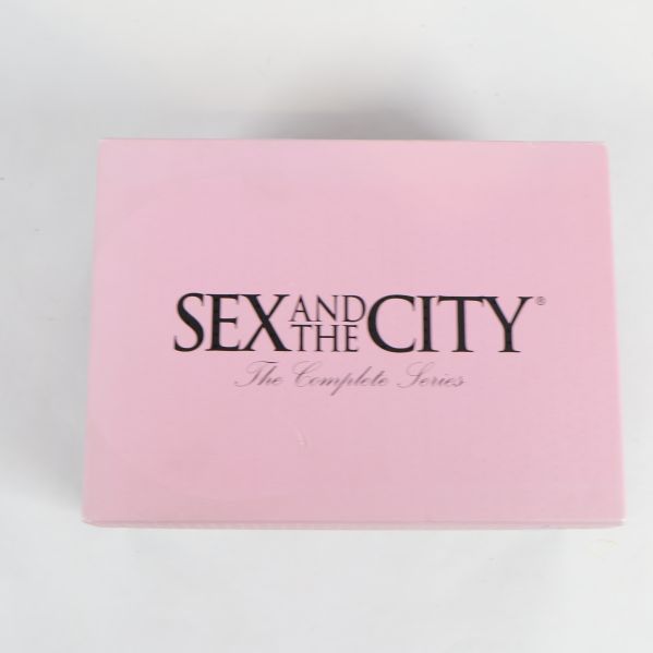 Rosa lock med Sex and the City logga på boxen