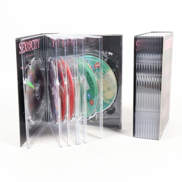 Boxens innehåll med genomskinliga fodral och skivor