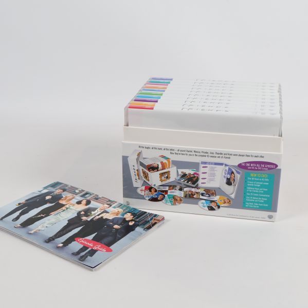 Baksida av Friends box, dvd-fodral samt extra häfte synligt