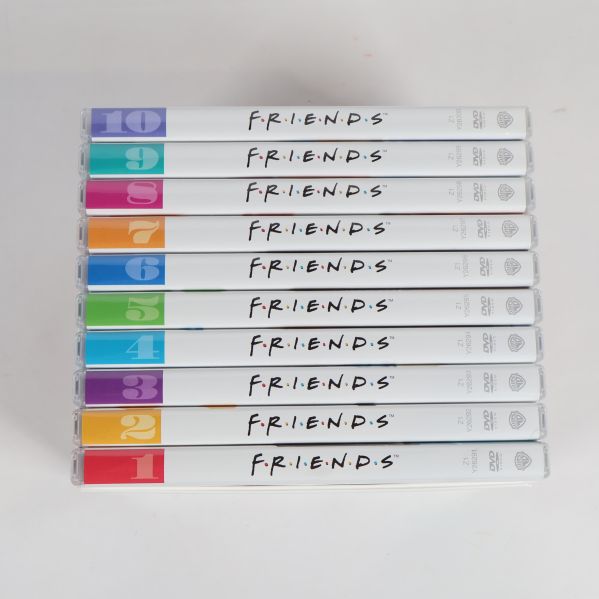 Tio Friends DVD-fodral prydligt placerade i rad